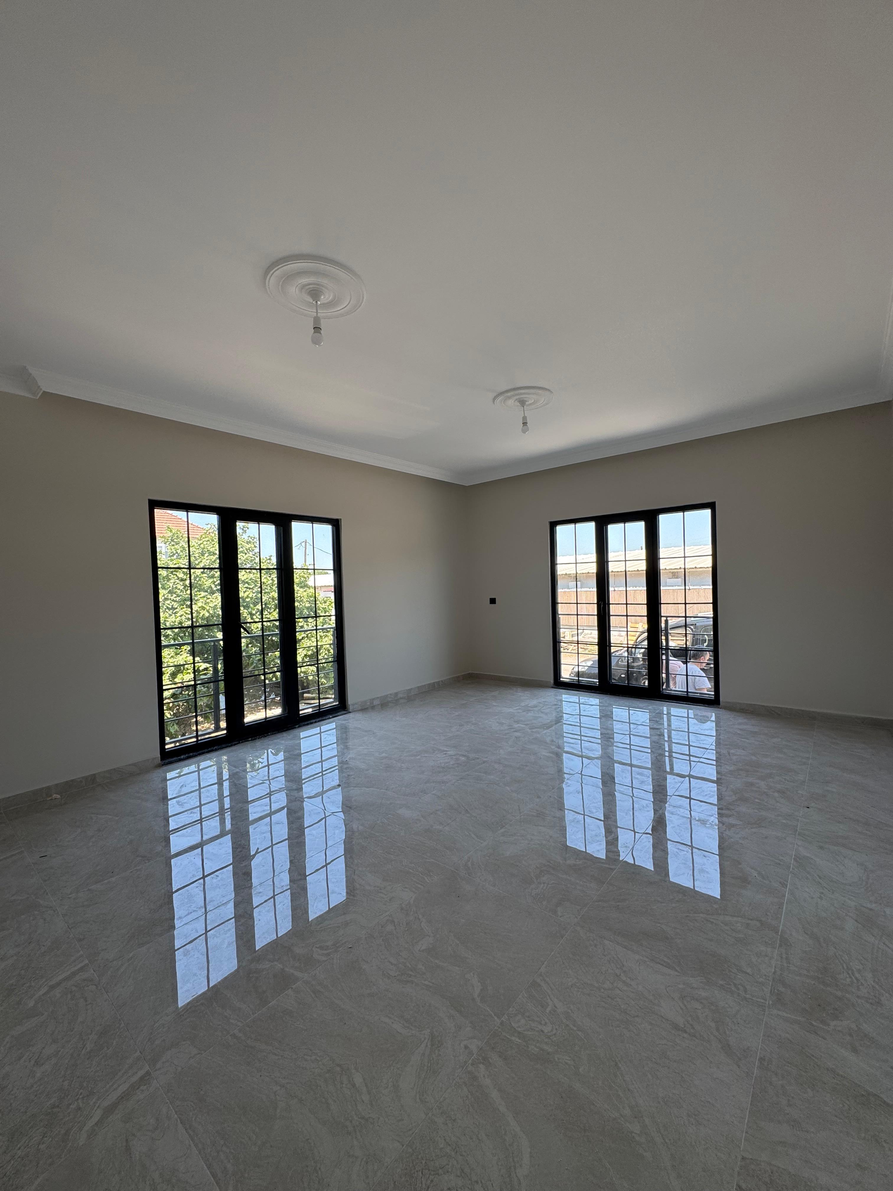 Simetrik Salon — Çift Fransız Balkon